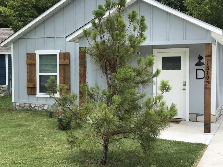 Cozy Cottage • 2 King Beds • Grove • Kayaks • Washer/Dryer view 3