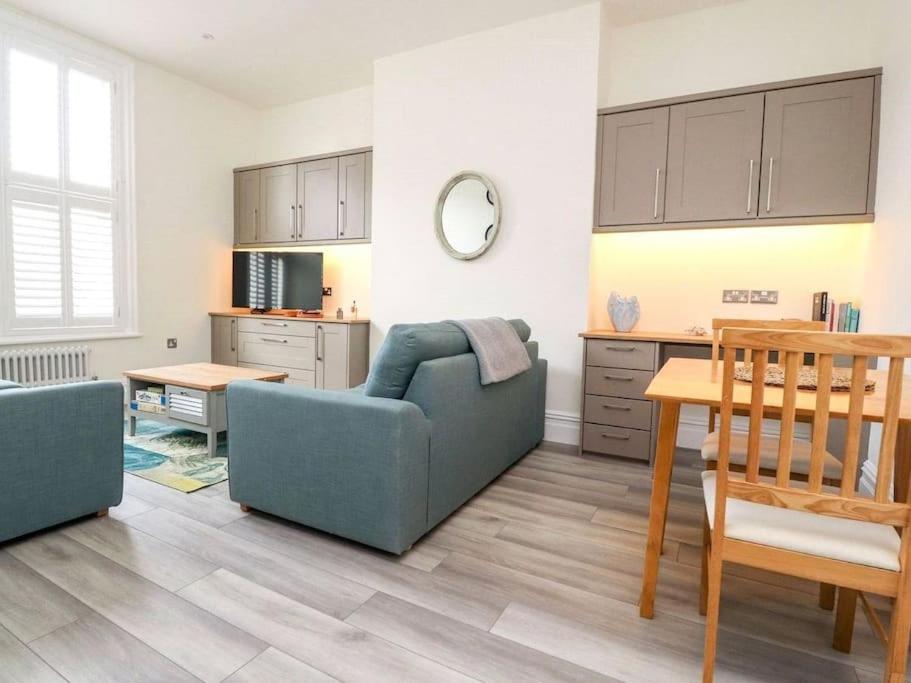 The Hideaway - Perfect couples retreat with Free parking on driveway view 4