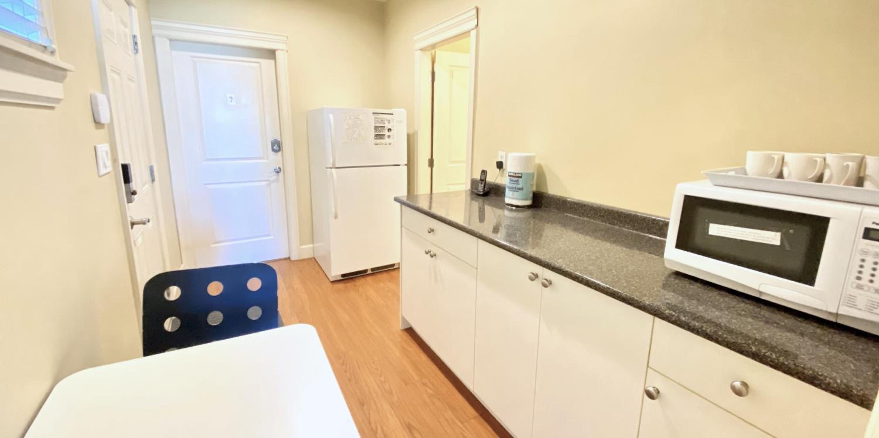 Vancouver Metrotown Guest House 8 mins walk to Sky Train