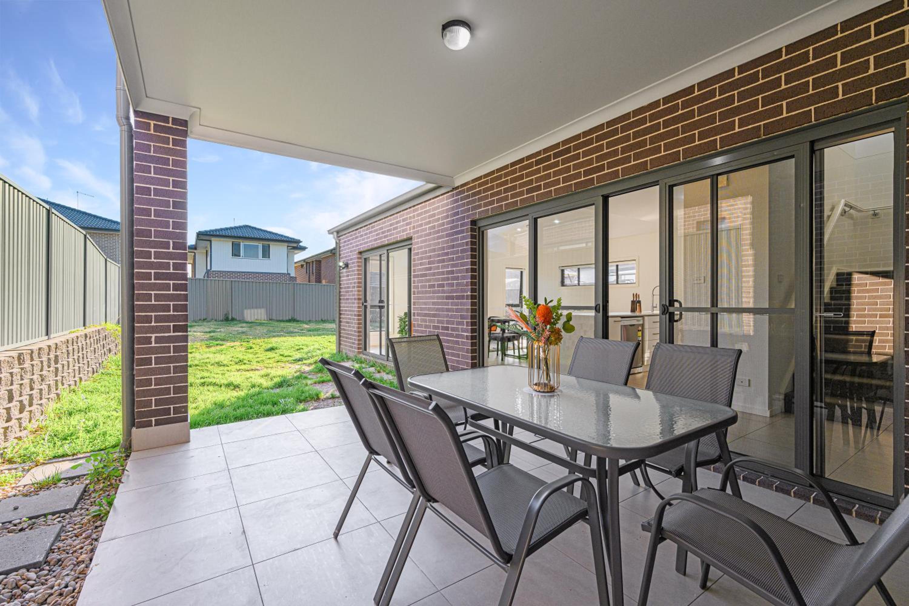 The Pond sweet 4 br home by Coles with garage&WiFi