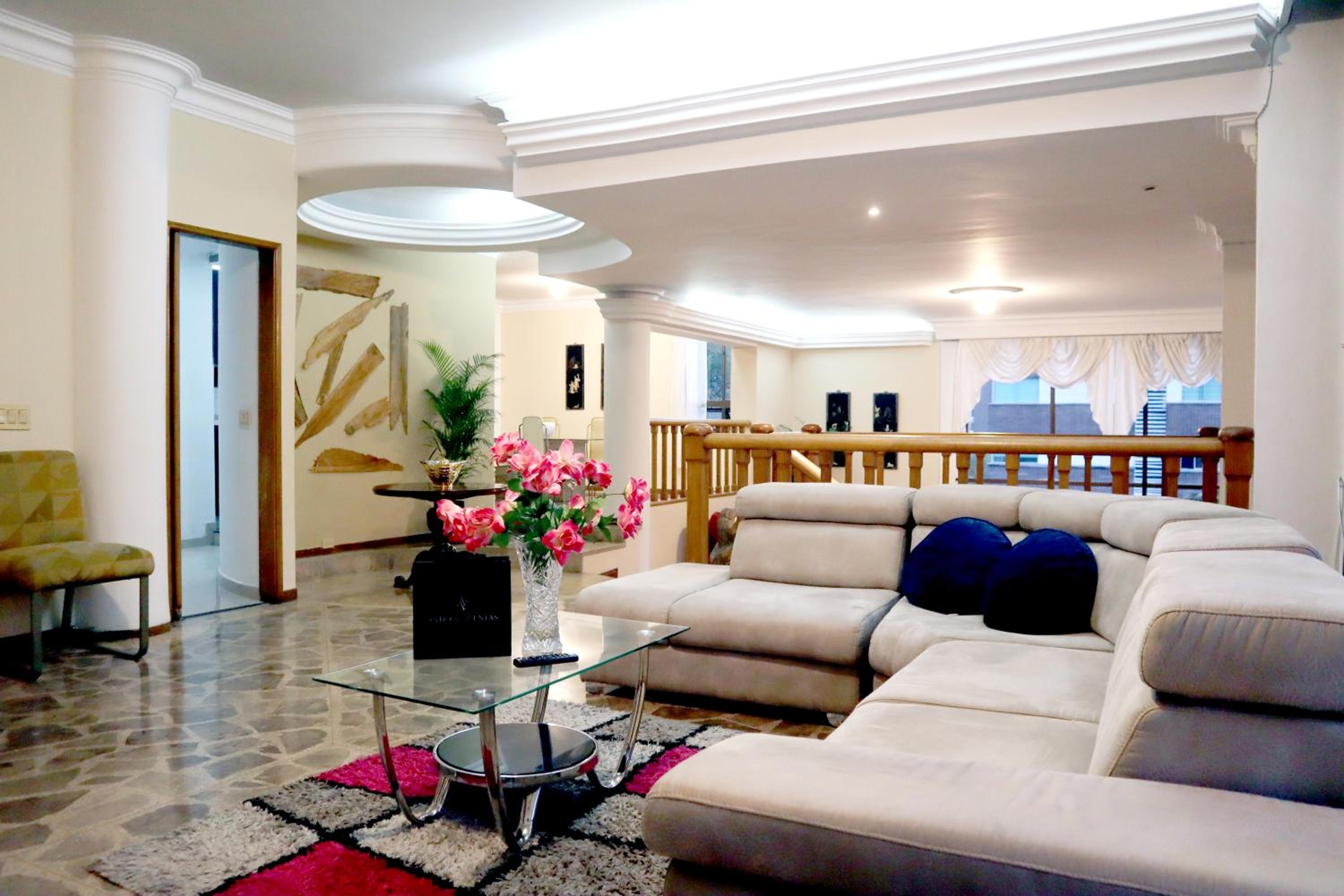 Medellin Vacations - Lujoso apartamento en el poblado de 300 metros - Property Image 1