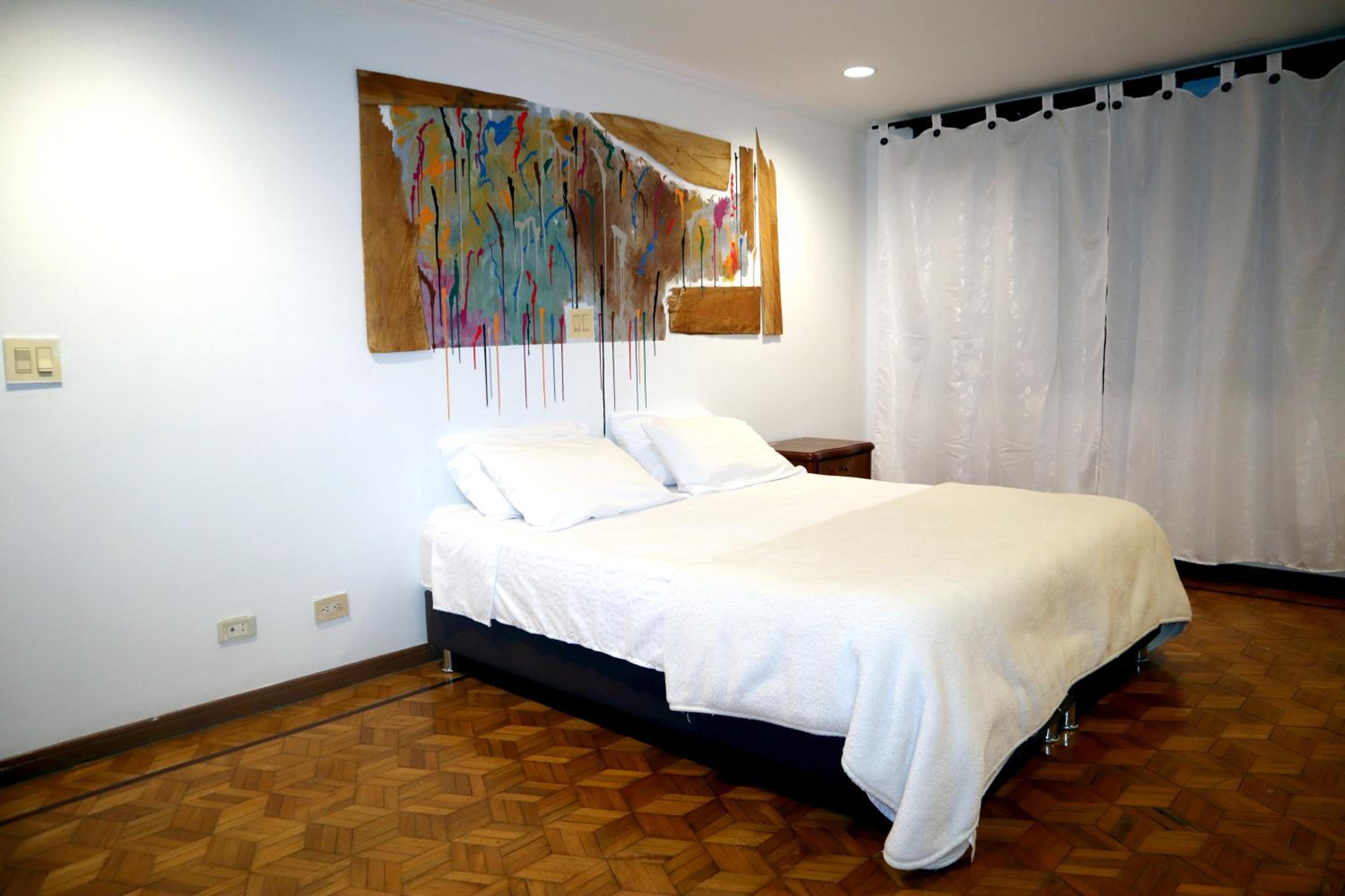 Medellin Vacations - Lujoso apartamento en el poblado de 300 metros - Property Image 4