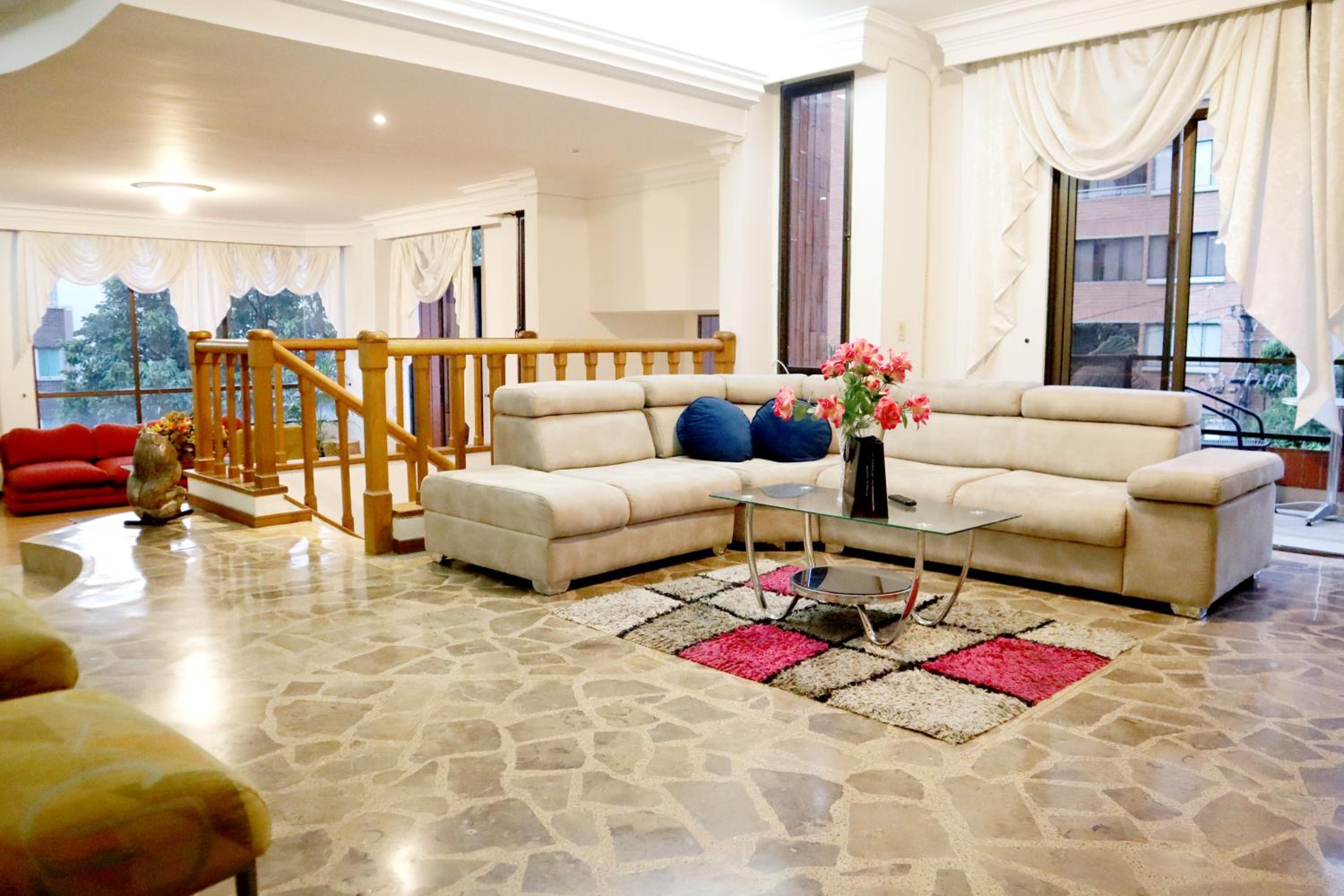 Medellin Vacations - Lujoso apartamento en el poblado de 300 metros - Property Image 2