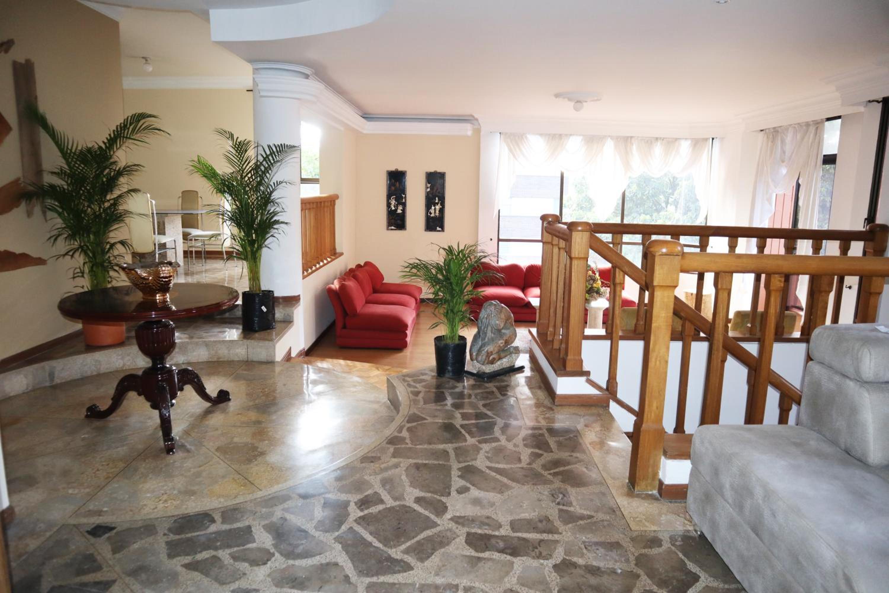 Medellin Vacations - Lujoso apartamento en el poblado de 300 metros - Property Image 3