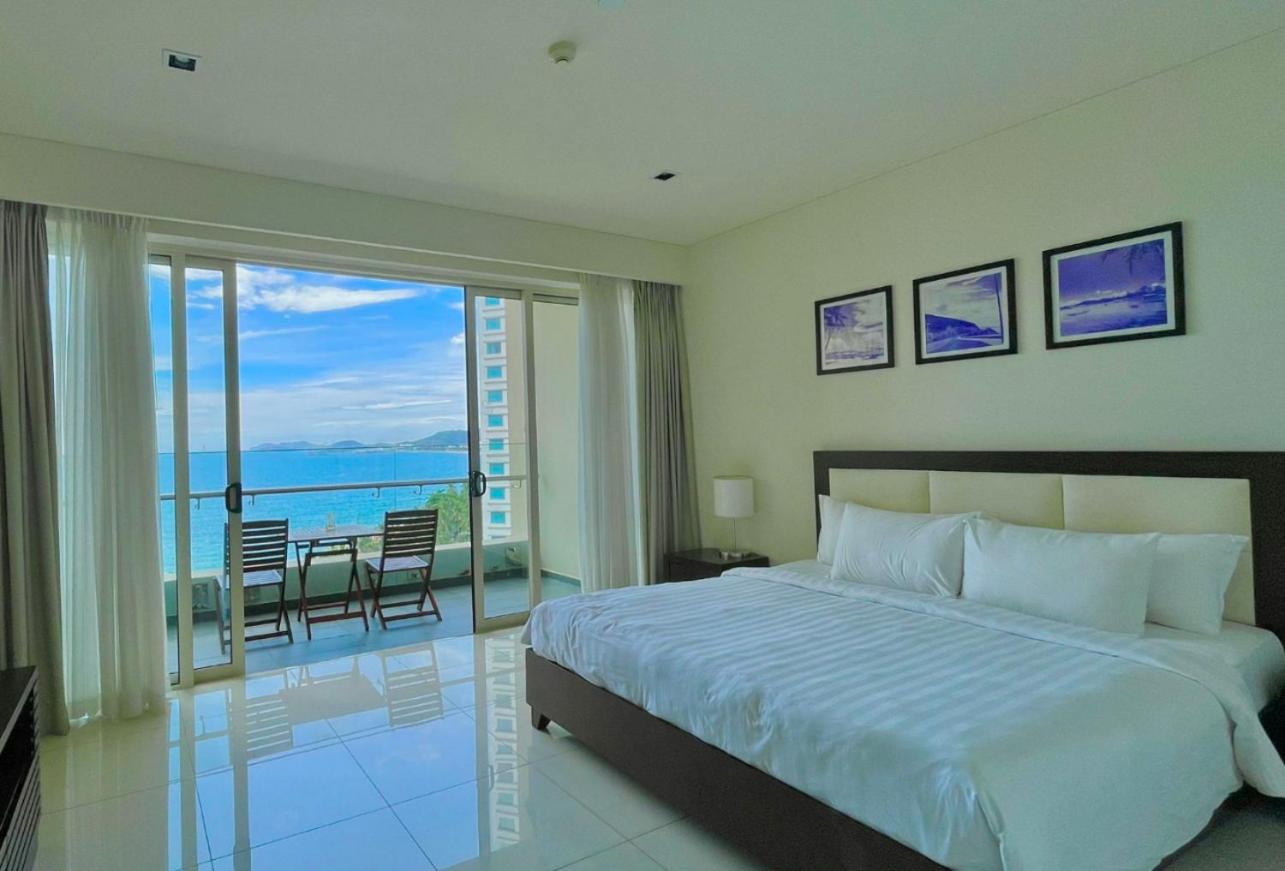 Rozy's Cozy Beachfront Apartment view 2