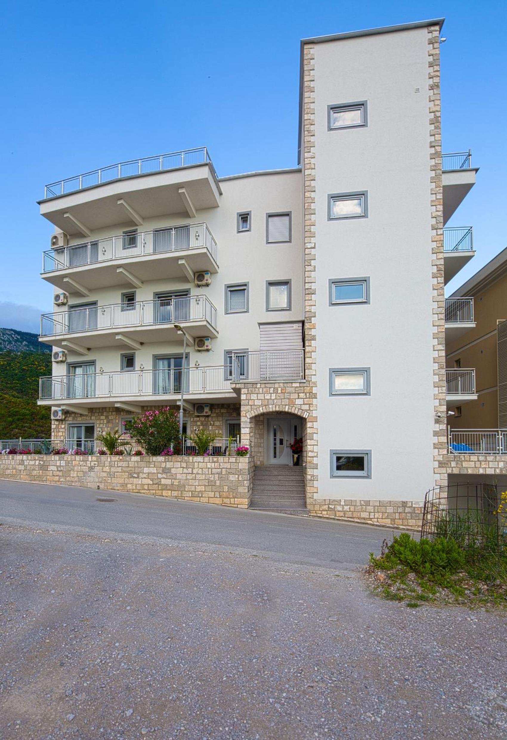 Montelux Apartments