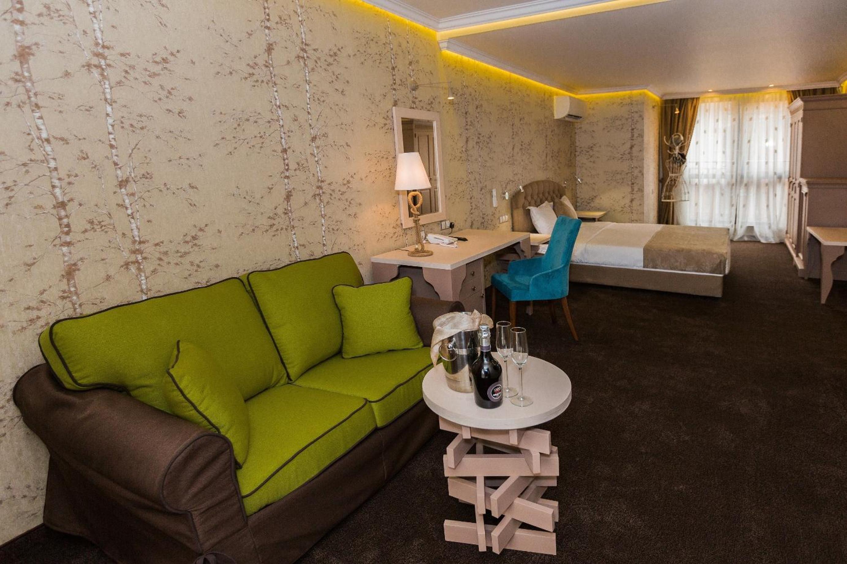 8 1/2 Art Guest House