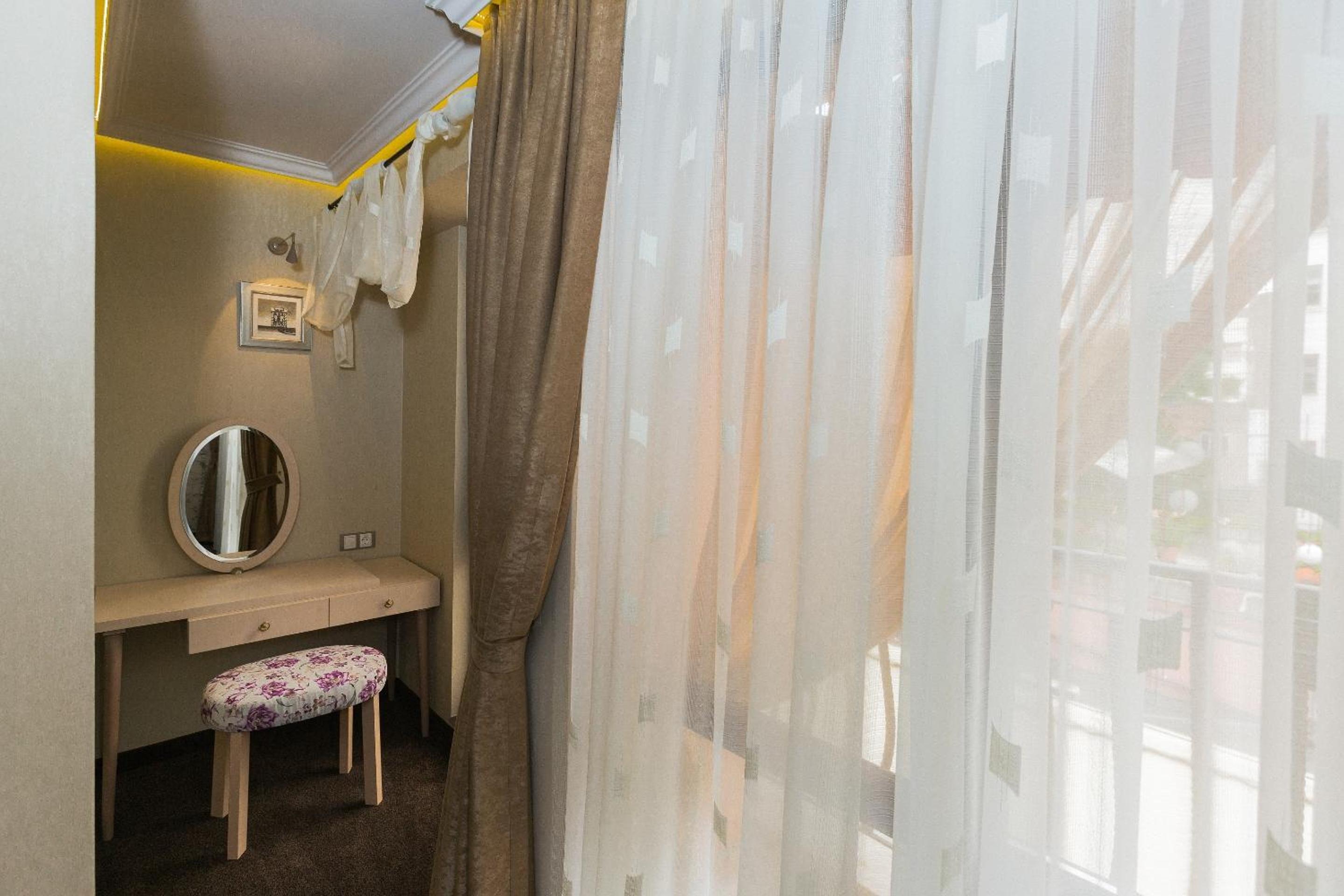 8 1/2 Art Guest House