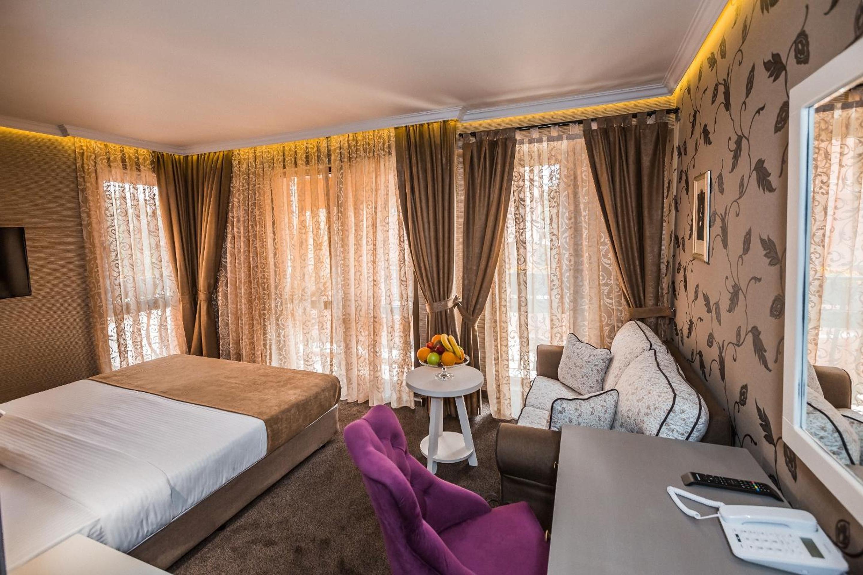 Hotel 8 1/2 Art Guest House - Image 1