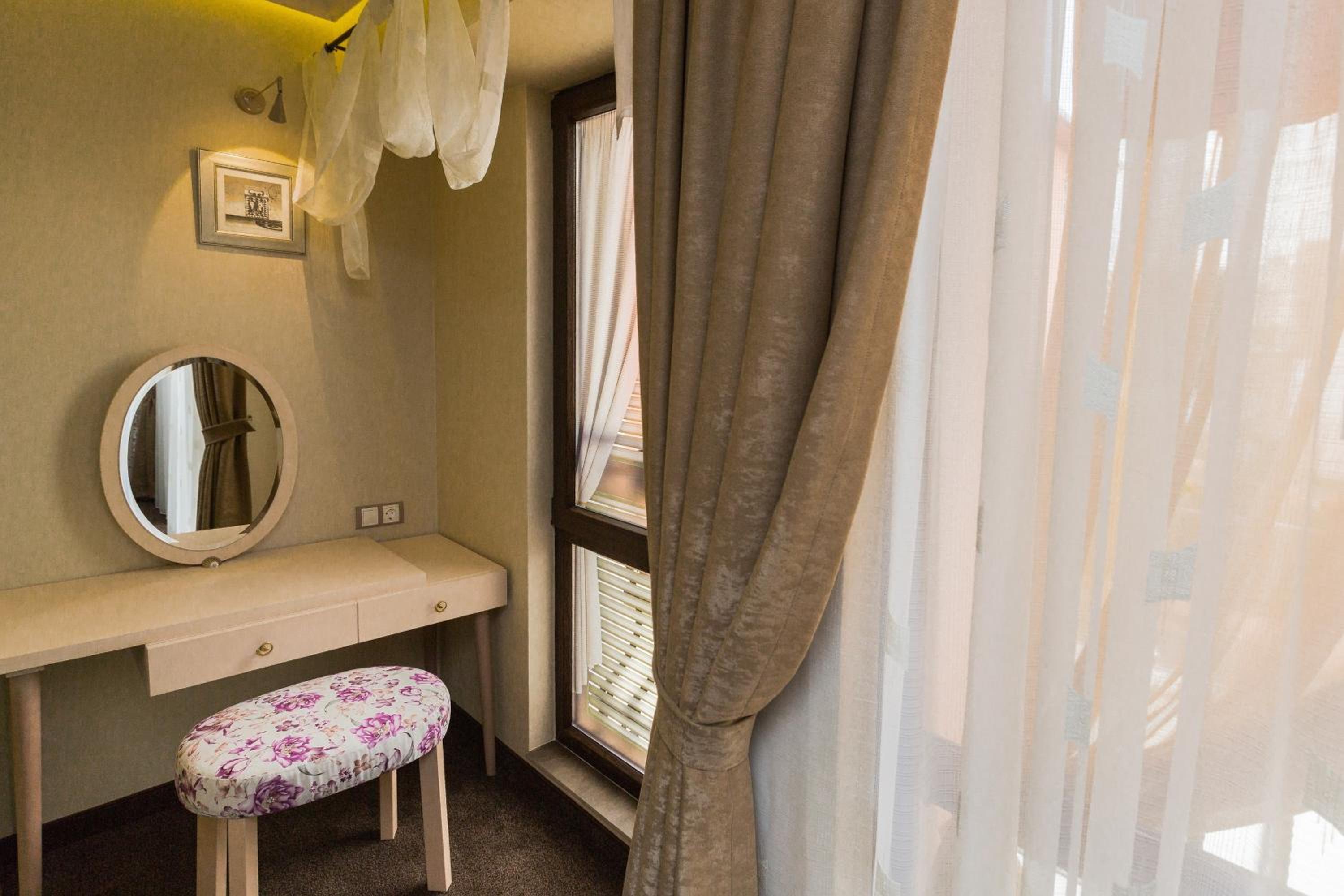 8 1/2 Art Guest House