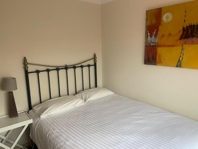 Bright Fremantle Townhouse with Courtyard & Balcony Parking for 2 Cars Walk to markets and other attractions 3BR 3BA