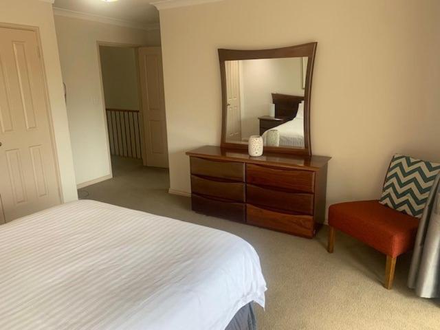 Bright Fremantle Townhouse with Courtyard & Balcony Parking for 2 Cars Walk to markets and other attractions 3BR 3BA