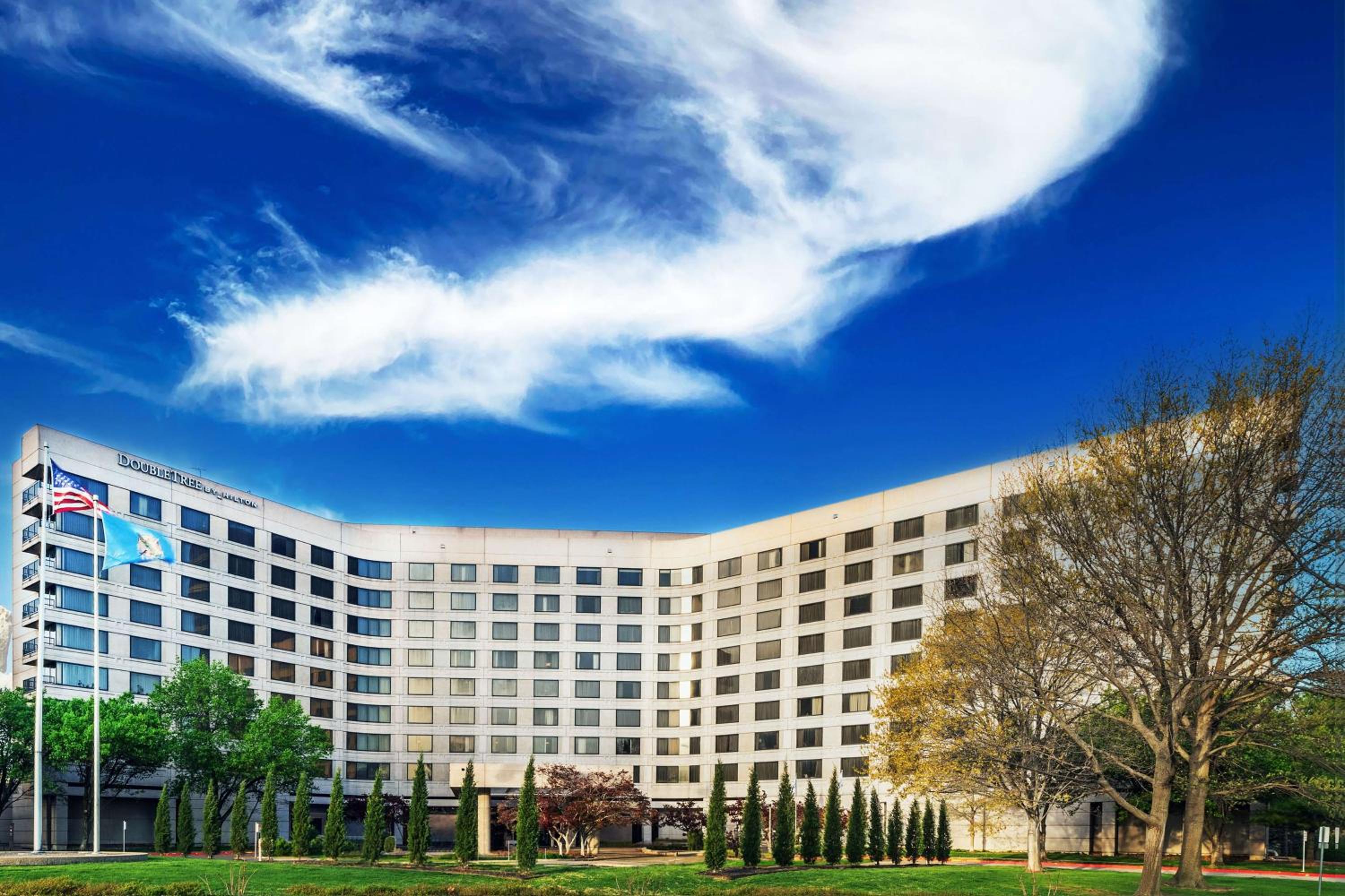 Hotel DoubleTree by Hilton Tulsa at Warren Place - Image 1