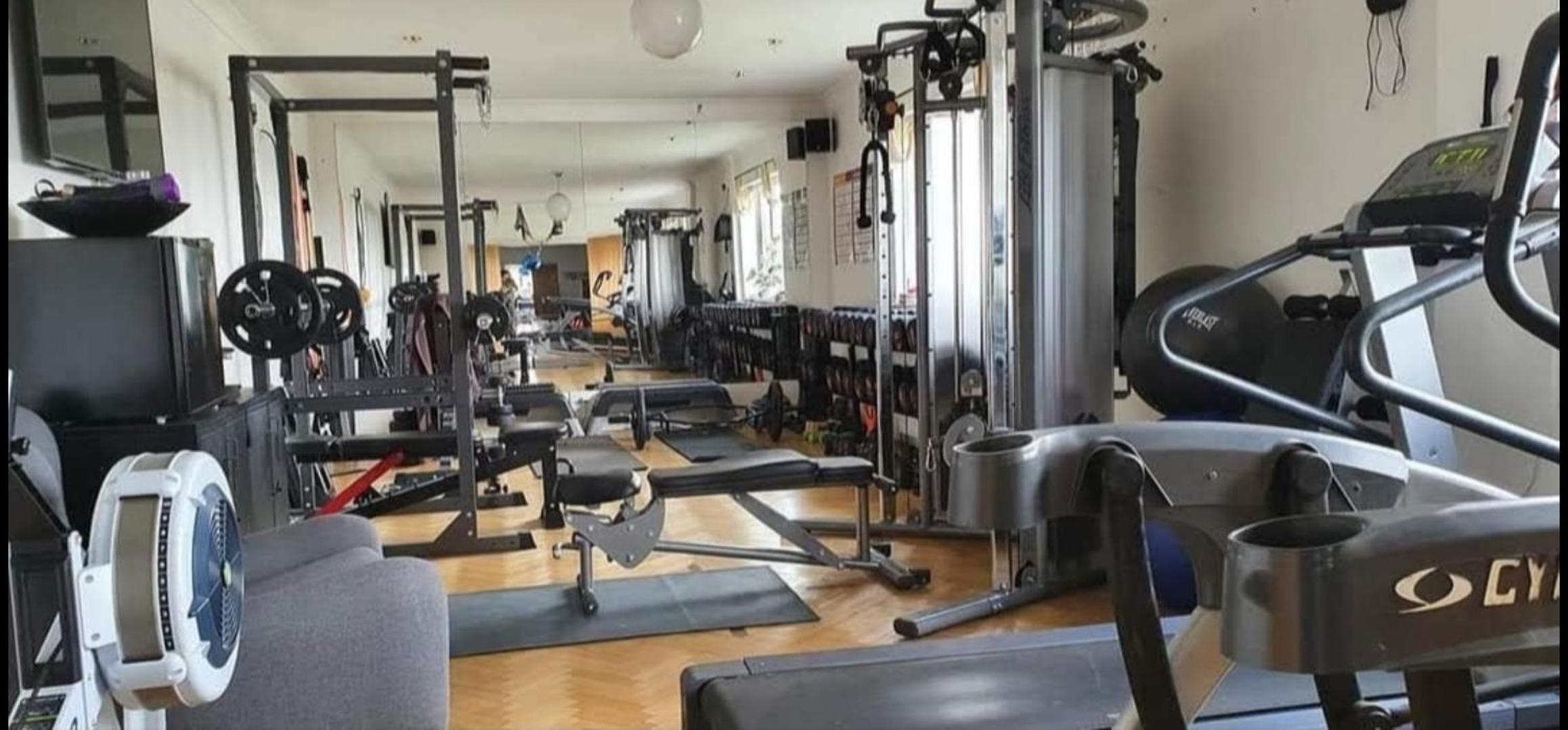 Hotel The Sleeping Dog Room at The Grumpy Schnauzer BnB Huge Room, Luxe Suite, Private Hot Tub, Breakfast, Gym, Games Room, Farm Stay, Amazing