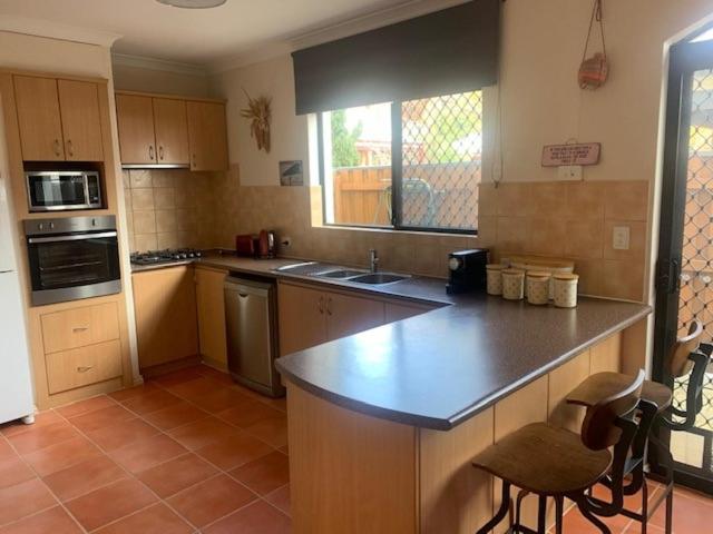 Bright Fremantle Townhouse with Courtyard & Balcony Parking for 2 Cars Walk to markets and other attractions 3BR 3BA