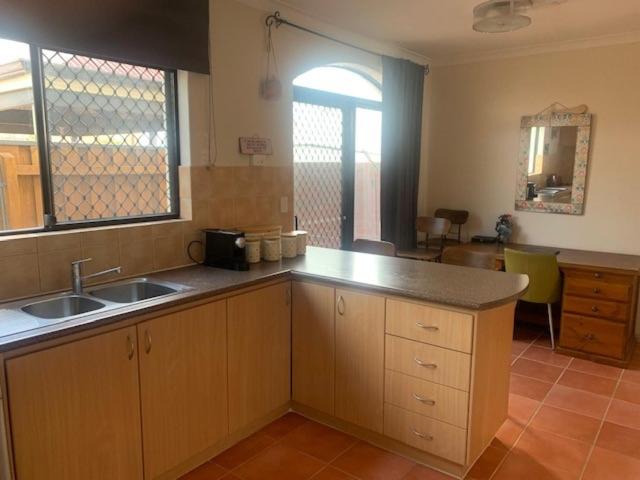 Bright Fremantle Townhouse with Courtyard & Balcony Parking for 2 Cars Walk to markets and other attractions 3BR 3BA