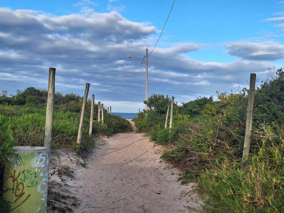 Linda Casa ampla, arejada à passos da praia