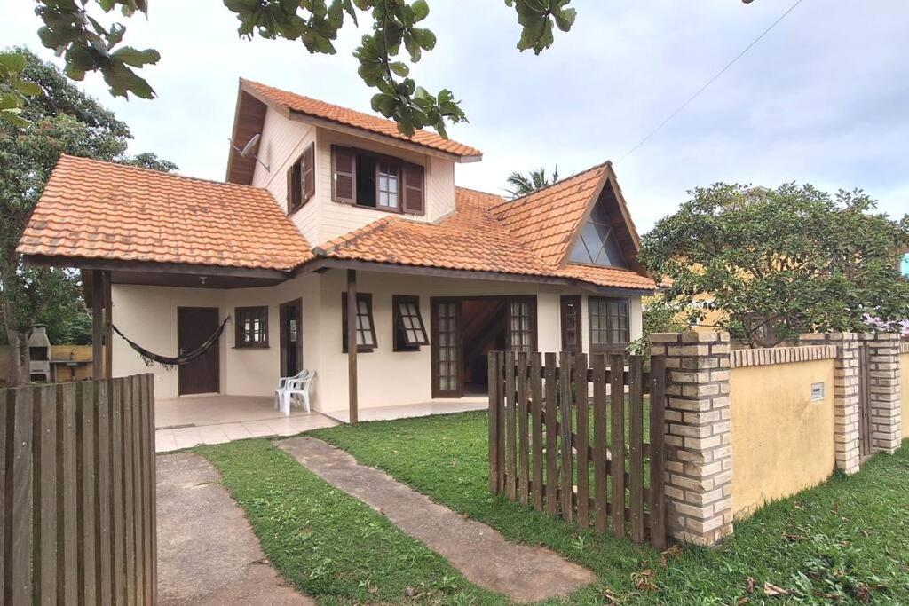 Linda Casa ampla, arejada à passos da praia