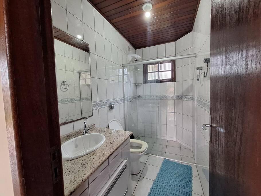 Linda Casa ampla, arejada à passos da praia