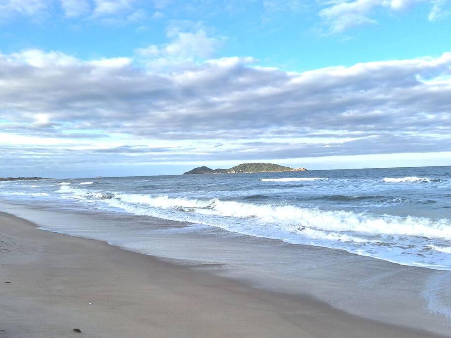 Linda Casa ampla, arejada à passos da praia
