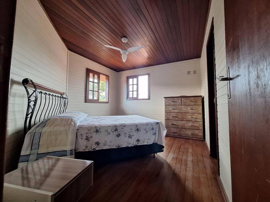 Linda Casa ampla, arejada à passos da praia