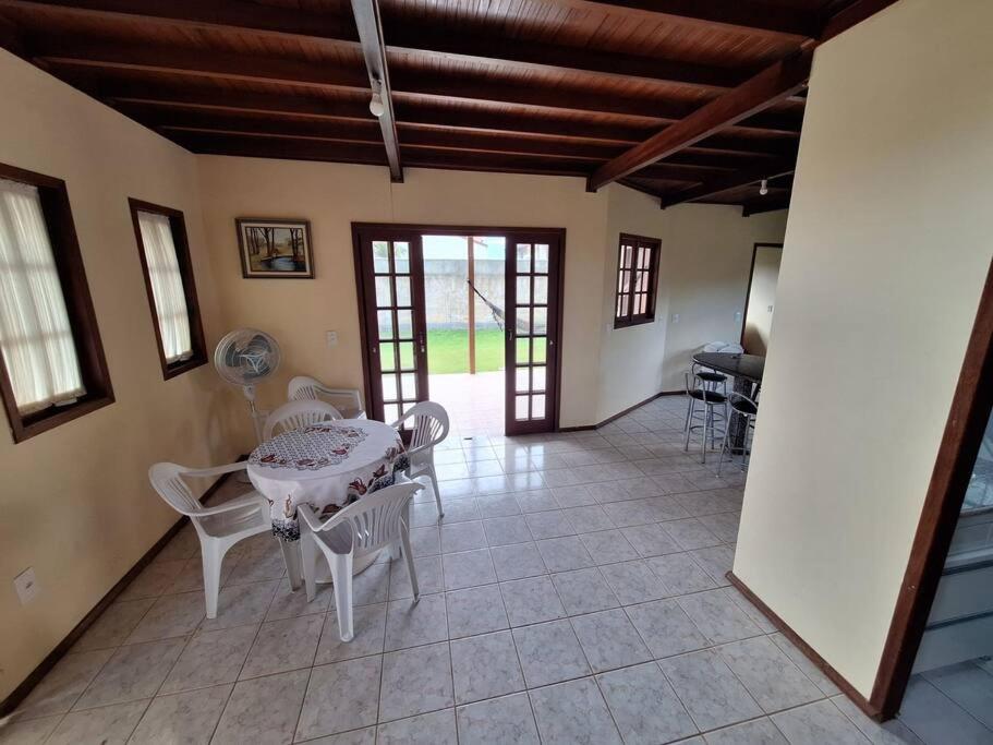 Linda Casa ampla, arejada à passos da praia