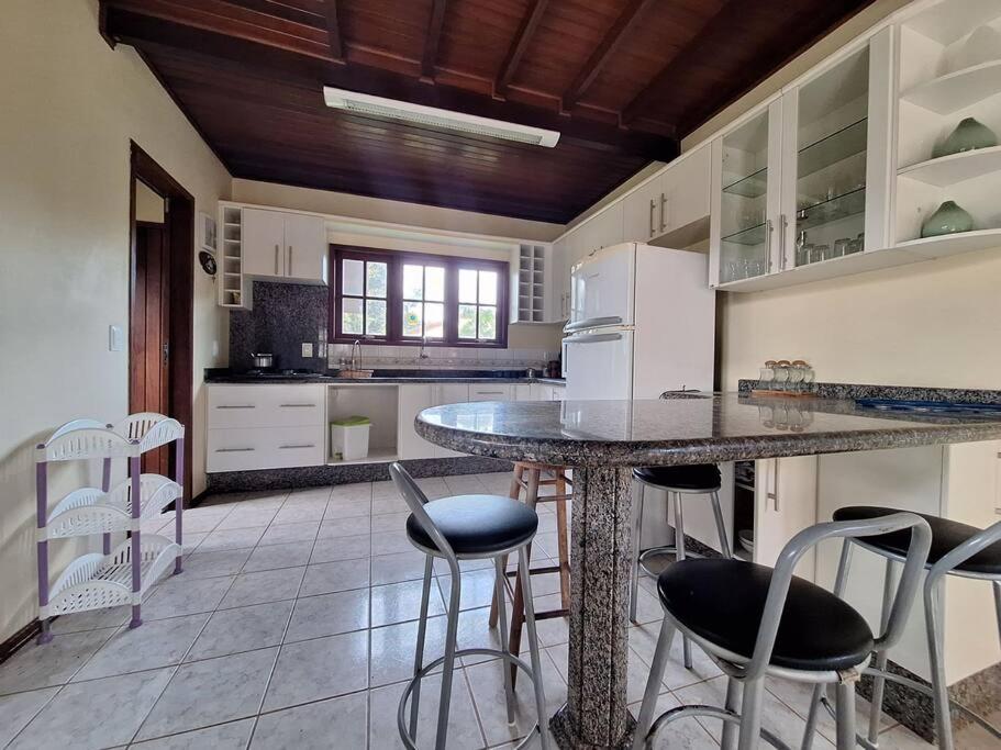Linda Casa ampla, arejada à passos da praia