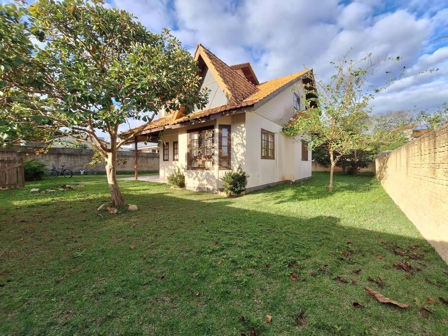 Linda Casa ampla, arejada à passos da praia