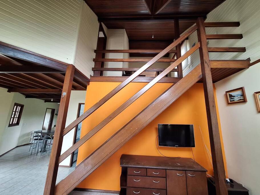 Linda Casa ampla, arejada à passos da praia