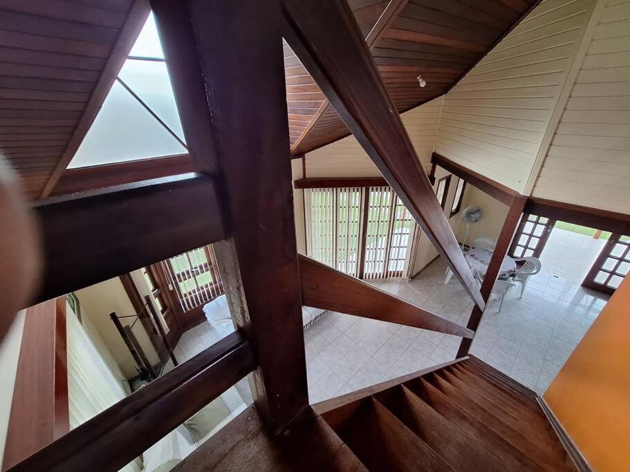 Linda Casa ampla, arejada à passos da praia