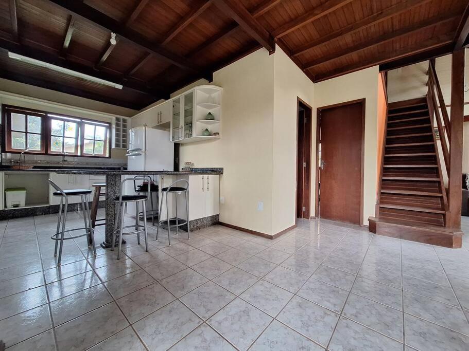 Linda Casa ampla, arejada à passos da praia