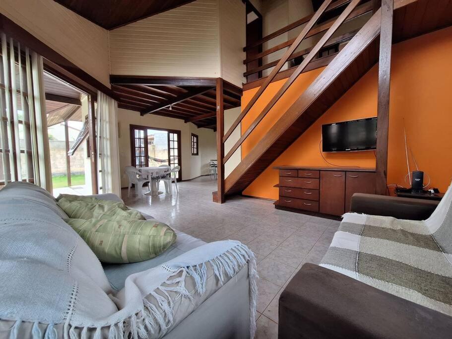 Linda Casa ampla, arejada à passos da praia