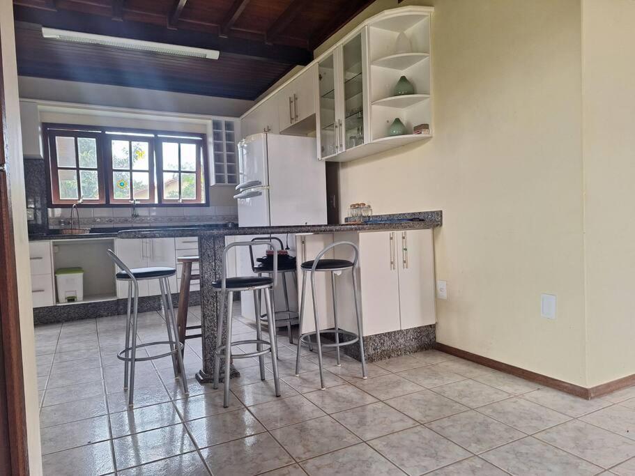 Linda Casa ampla, arejada à passos da praia
