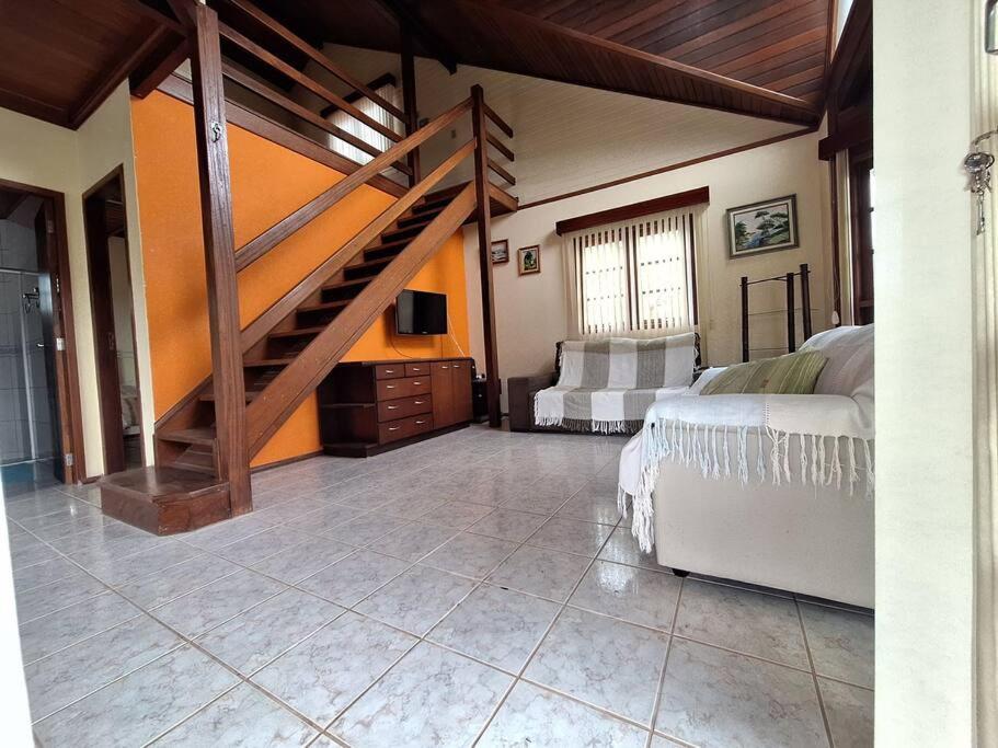 Linda Casa ampla, arejada à passos da praia