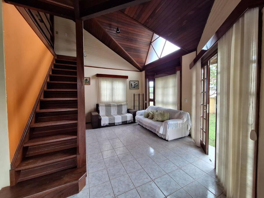 Linda Casa ampla, arejada à passos da praia