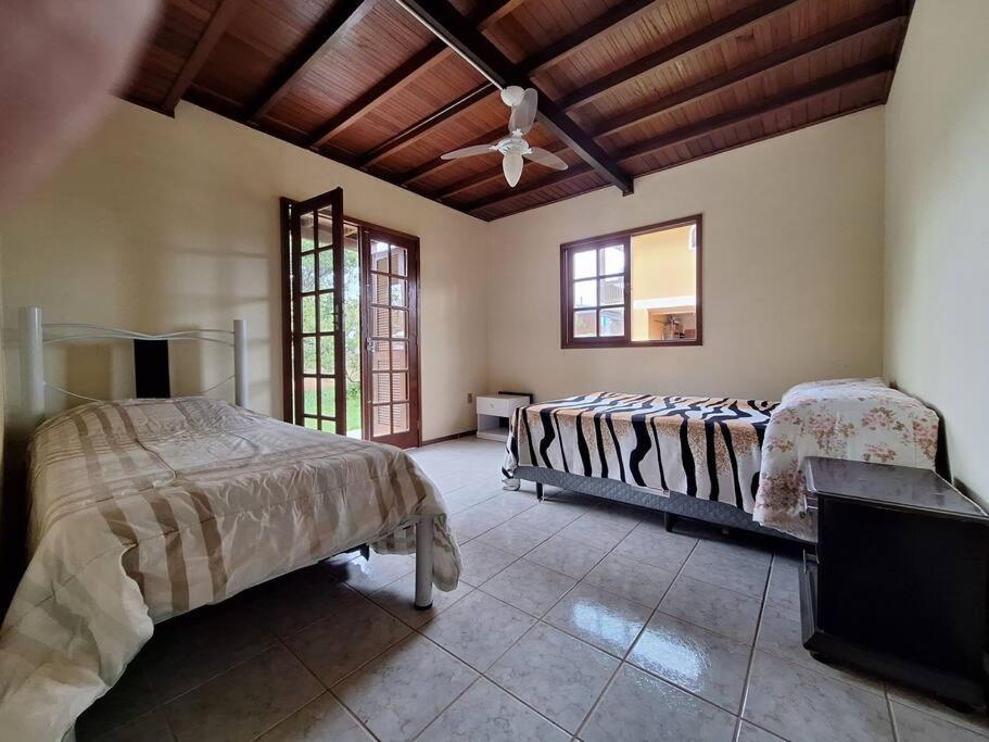 Linda Casa ampla, arejada à passos da praia
