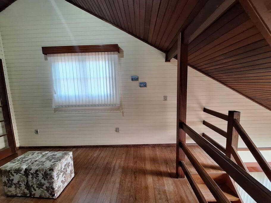 Linda Casa ampla, arejada à passos da praia