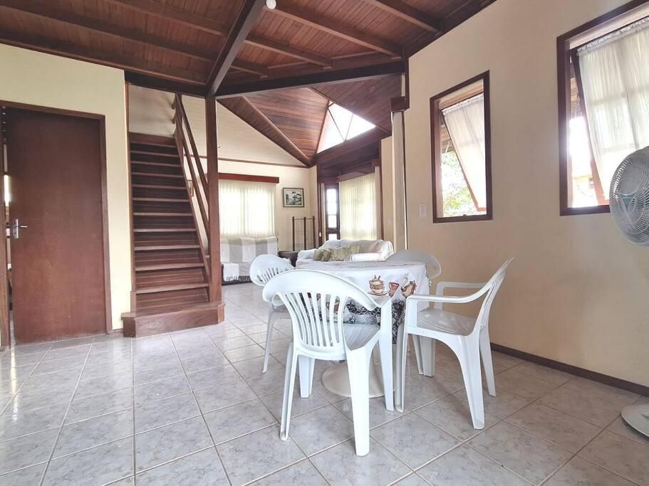 Linda Casa ampla, arejada à passos da praia