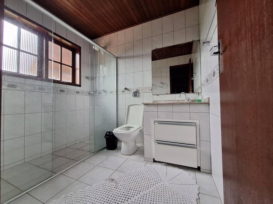 Linda Casa ampla, arejada à passos da praia