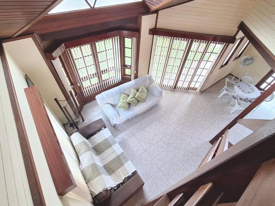 Linda Casa ampla, arejada à passos da praia