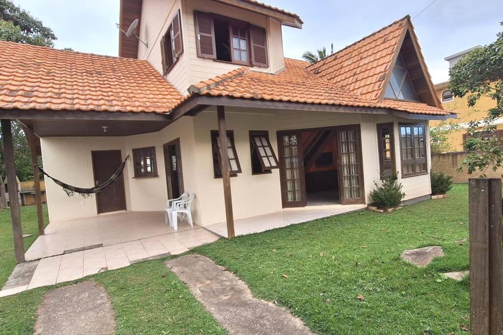 Linda Casa ampla, arejada à passos da praia
