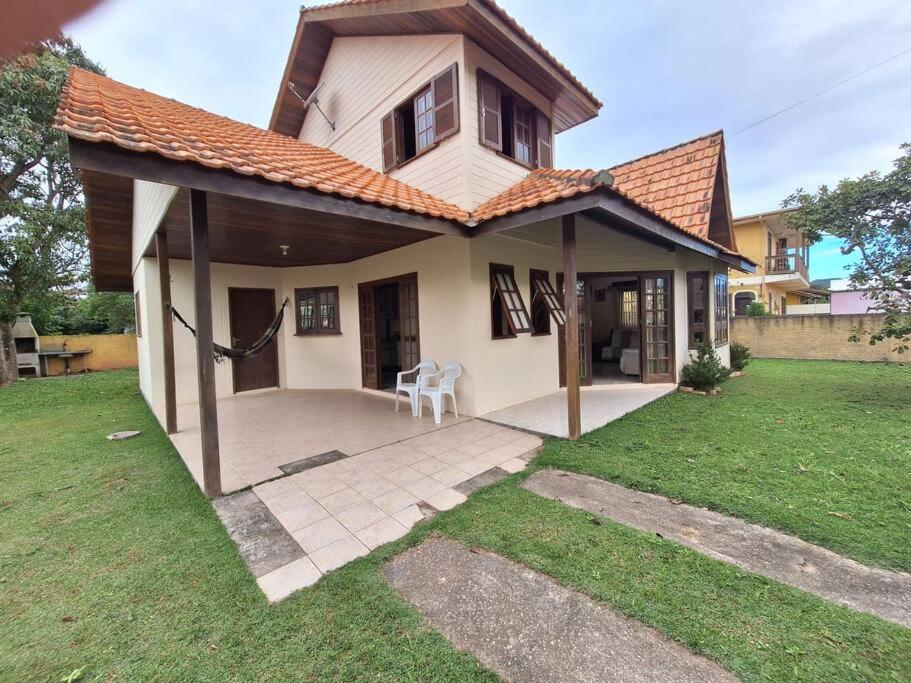 Linda Casa ampla, arejada à passos da praia