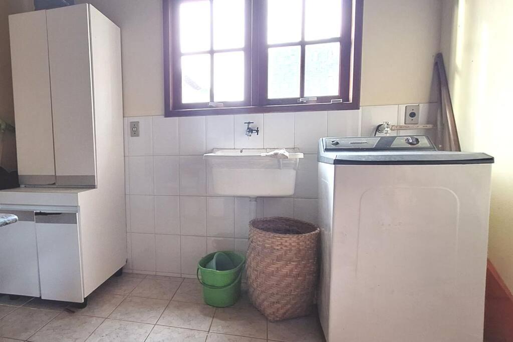 Linda Casa ampla, arejada à passos da praia