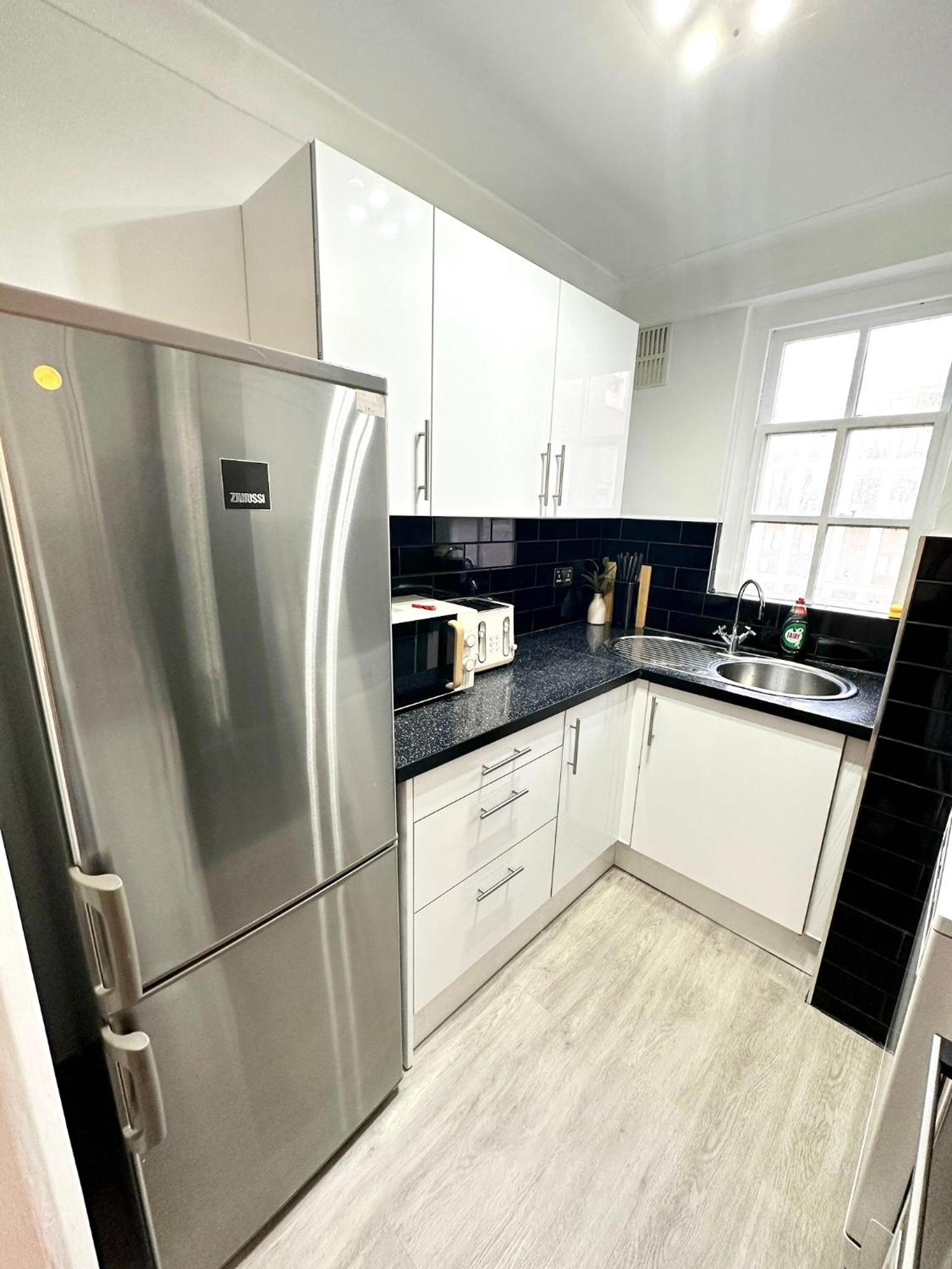 Vibrant 2-Bedroom Flat with Elevator in Marylebone, Close to Hyde Park & Edgware Road