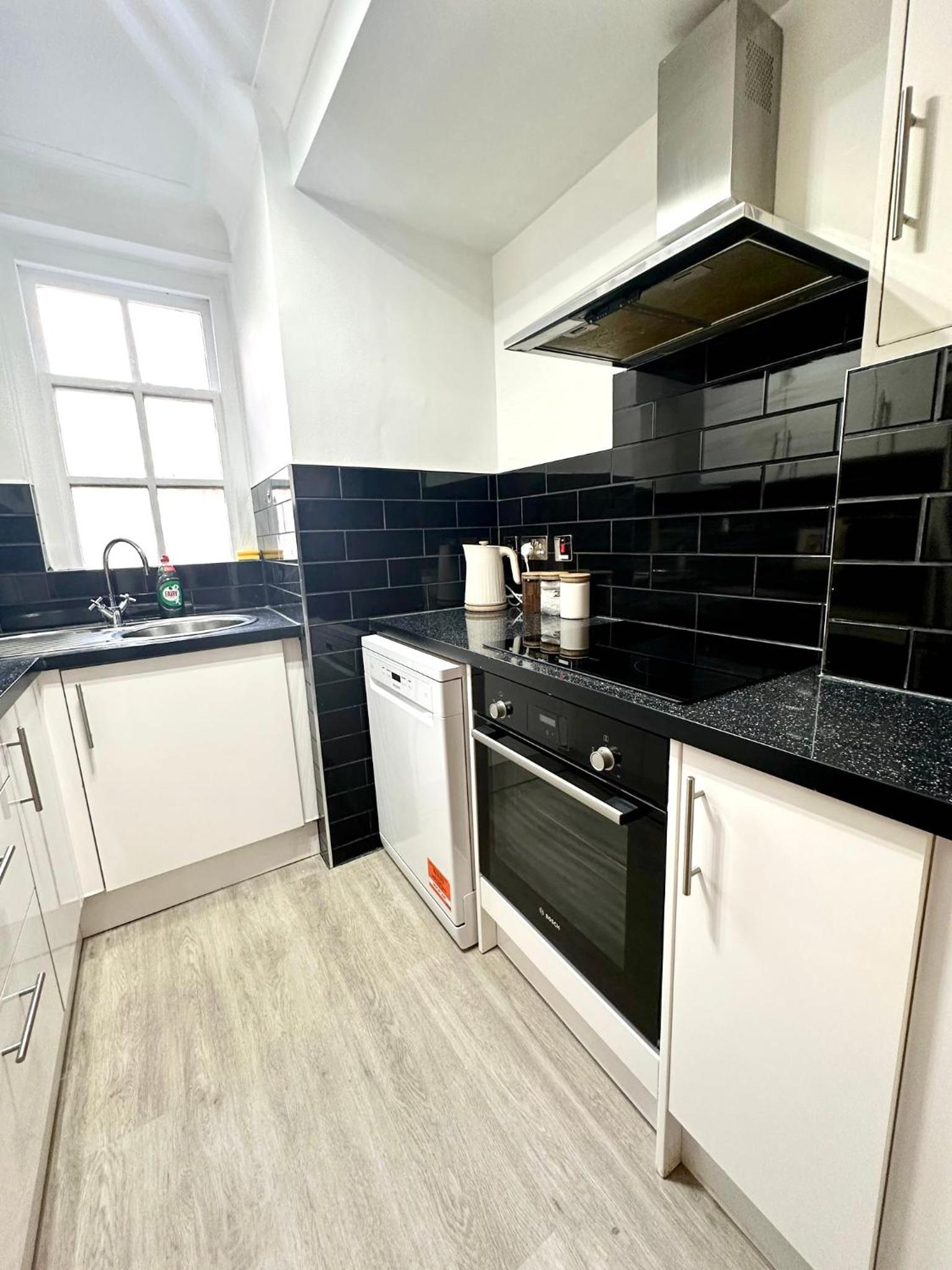 Vibrant 2-Bedroom Flat with Elevator in Marylebone, Close to Hyde Park & Edgware Road