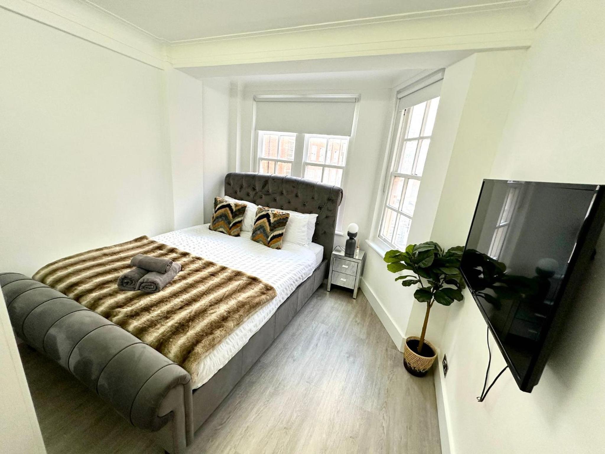 Vibrant 2-Bedroom Flat with Elevator in Marylebone, Close to Hyde Park & Edgware Road