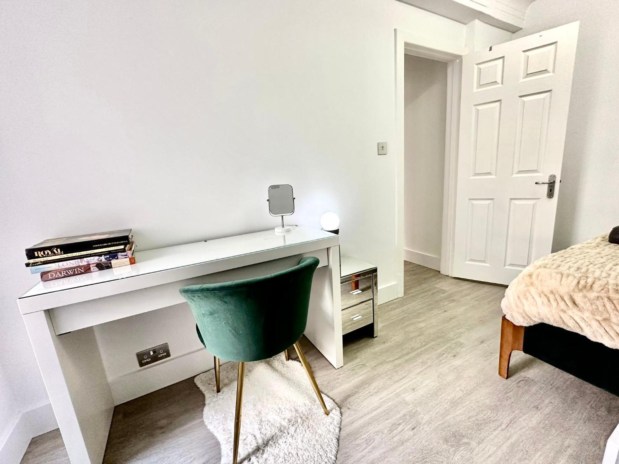 Vibrant 2-Bedroom Flat with Elevator in Marylebone, Close to Hyde Park & Edgware Road
