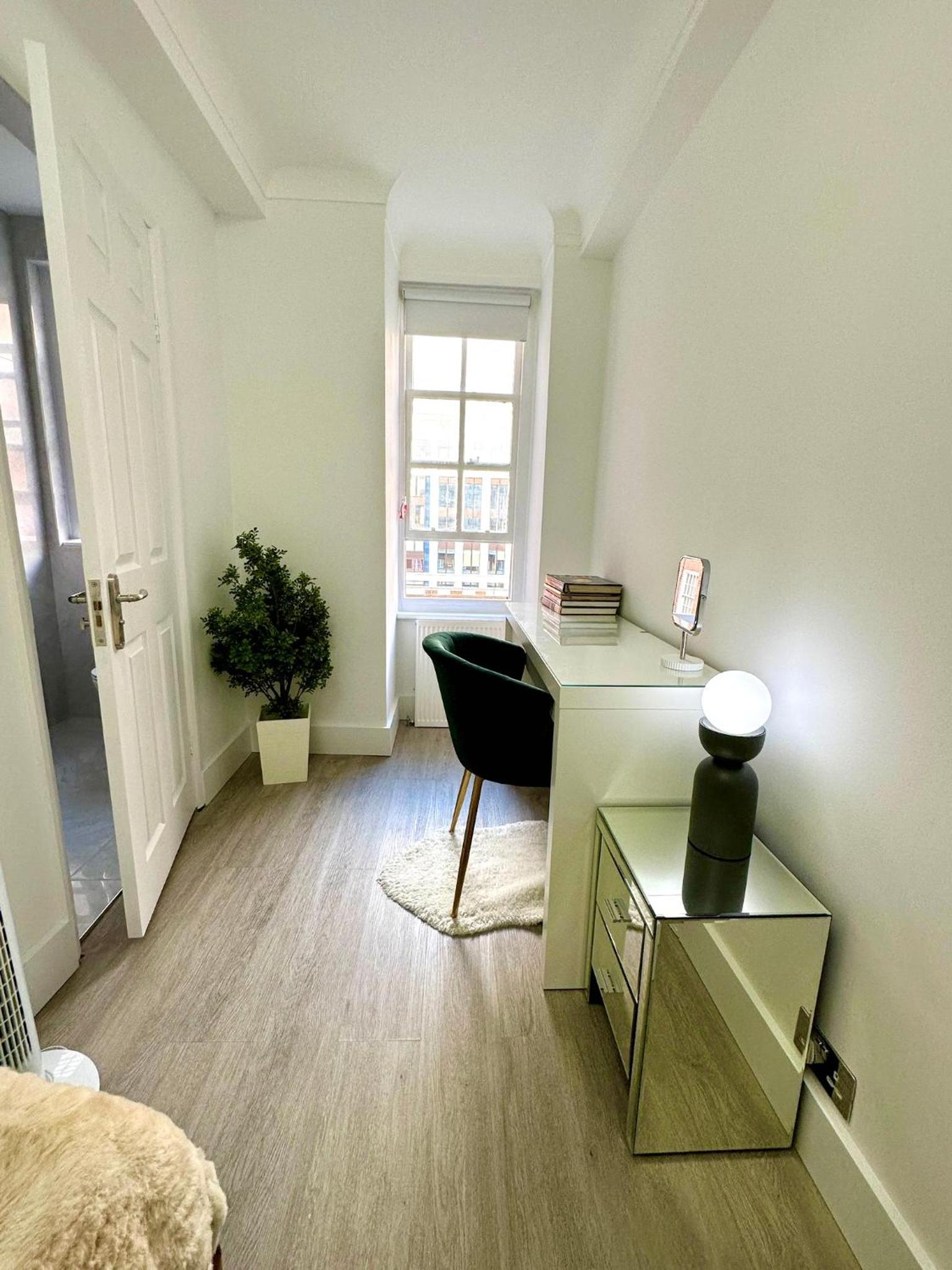 Vibrant 2-Bedroom Flat with Elevator in Marylebone, Close to Hyde Park & Edgware Road
