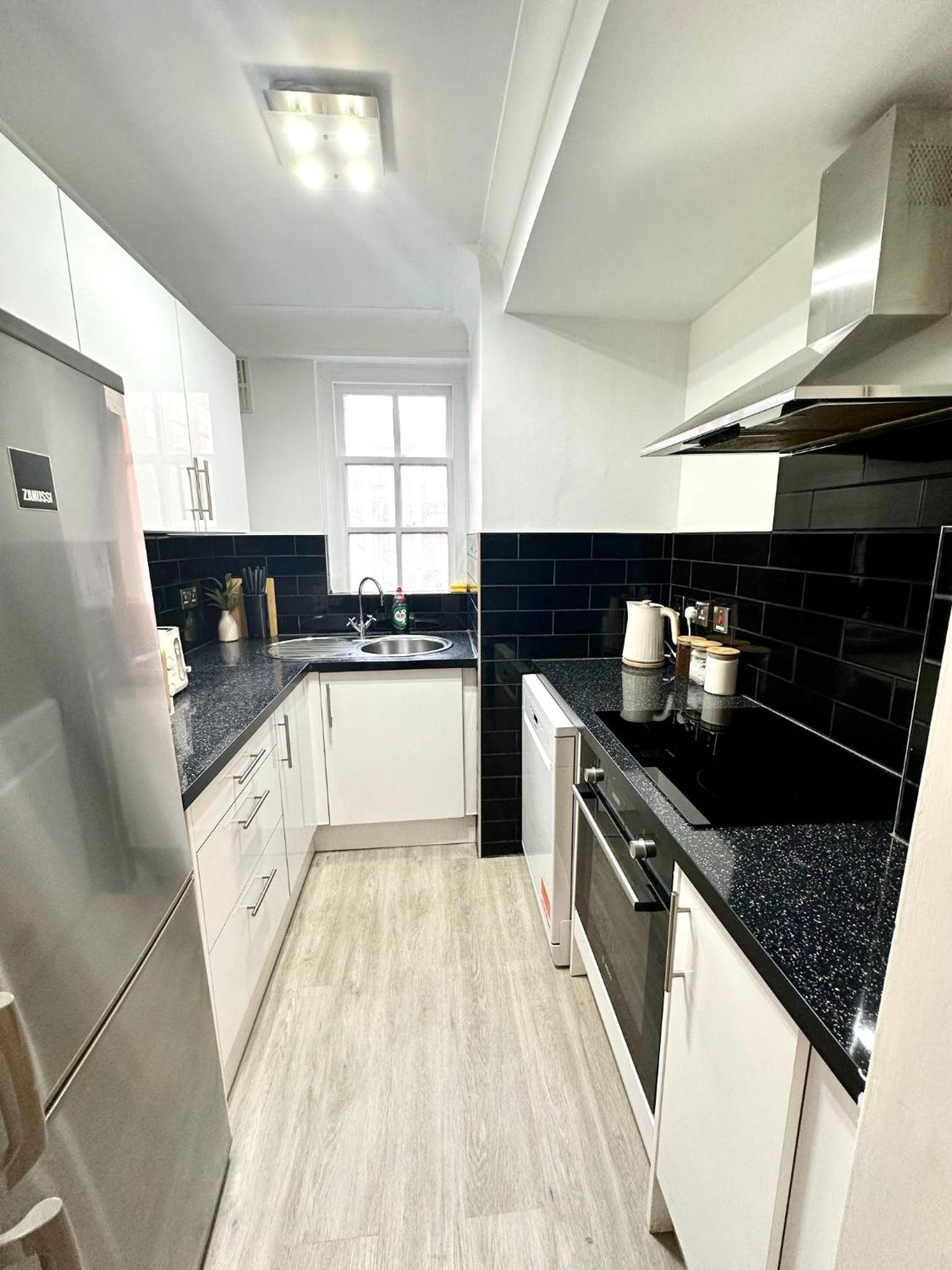 Vibrant 2-Bedroom Flat with Elevator in Marylebone, Close to Hyde Park & Edgware Road