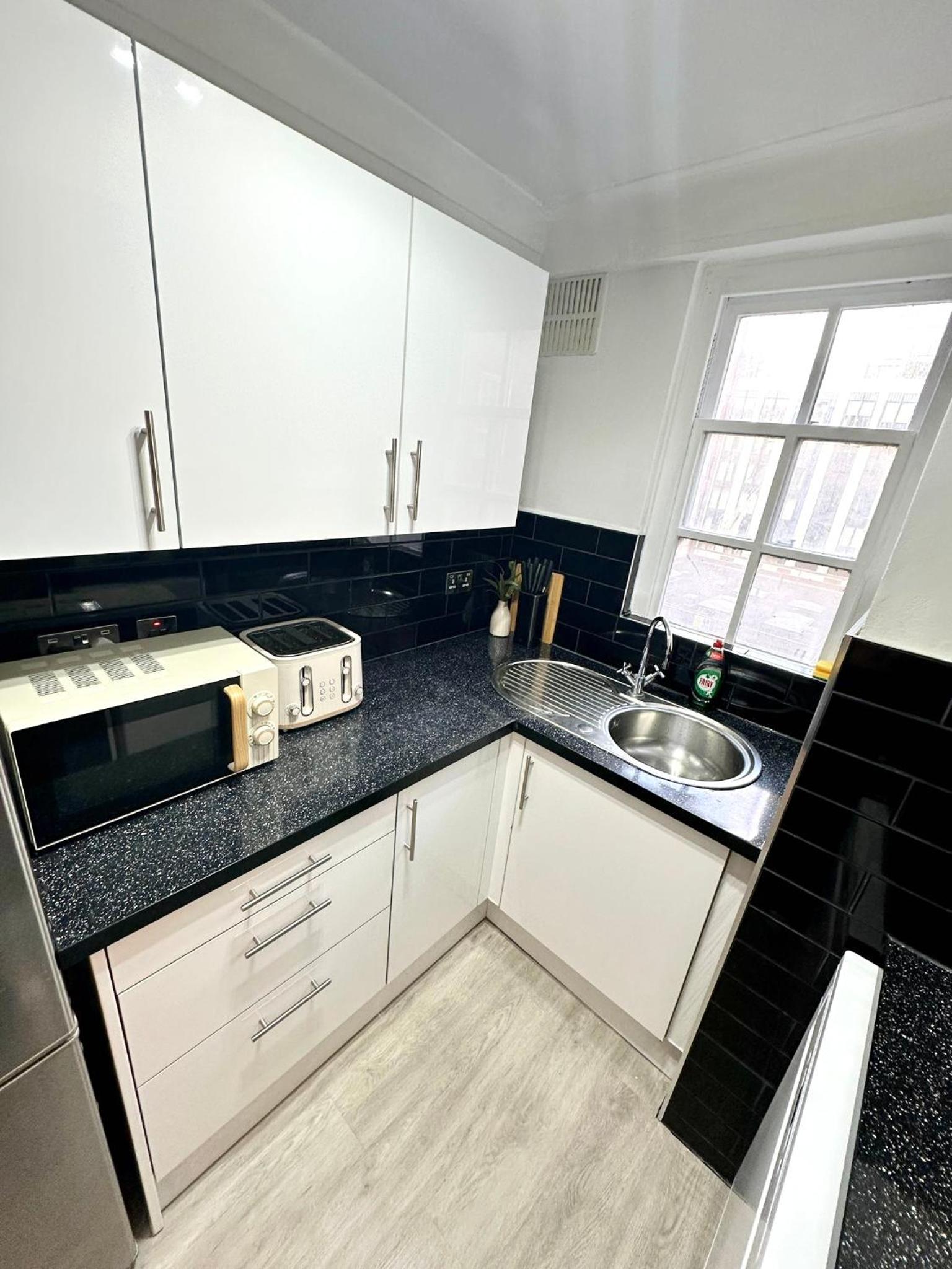 Vibrant 2-Bedroom Flat with Elevator in Marylebone, Close to Hyde Park & Edgware Road